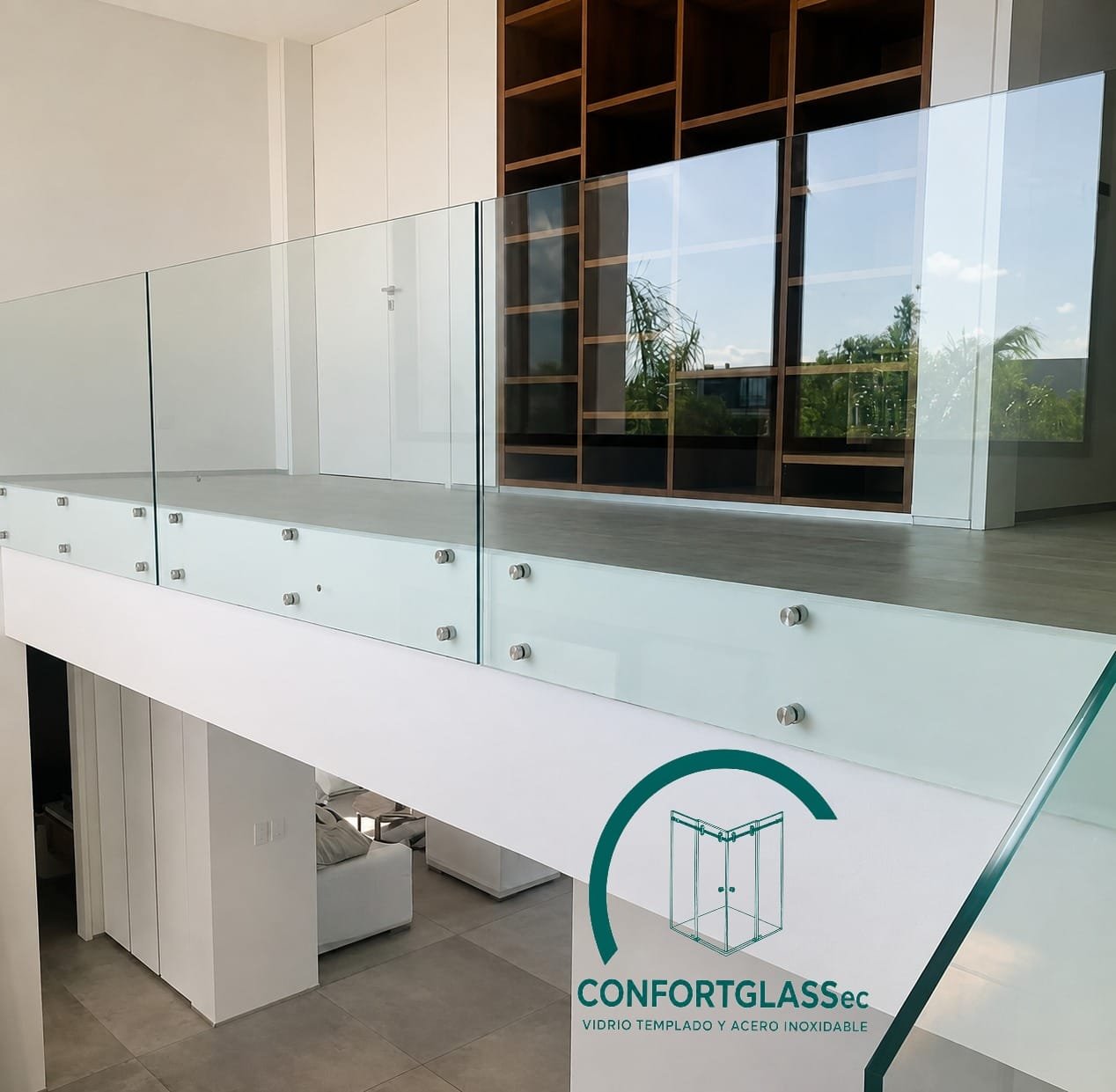 Pasamano con vidrio templado de 10mm y botón de acero inoxidable, instalado por CONFORTGLASSec